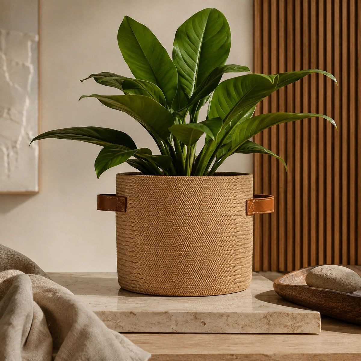Cachepot Iara em Fibra Natural e Couro Caramelo
