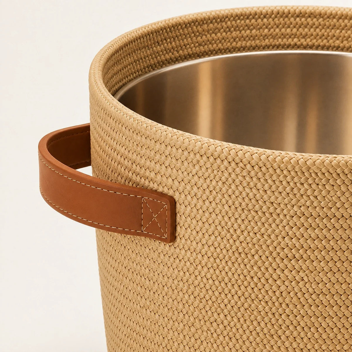 Cachepot Iara em Fibra Natural e Couro Caramelo