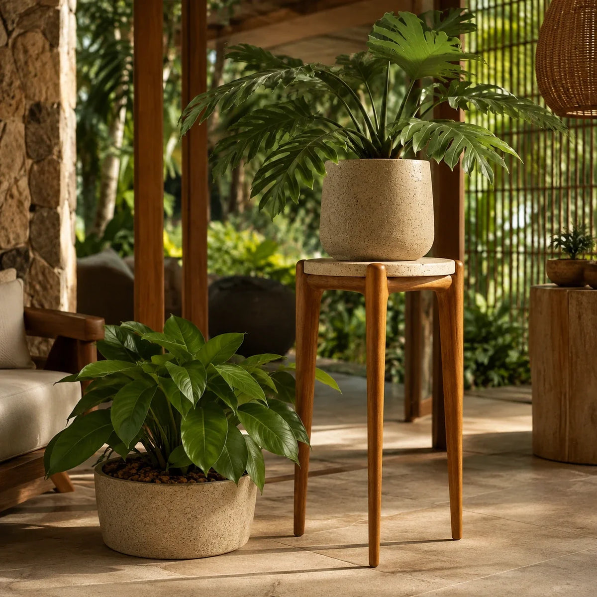 Suporte para Plantas Ayla em Madeira Freijó e Travertino